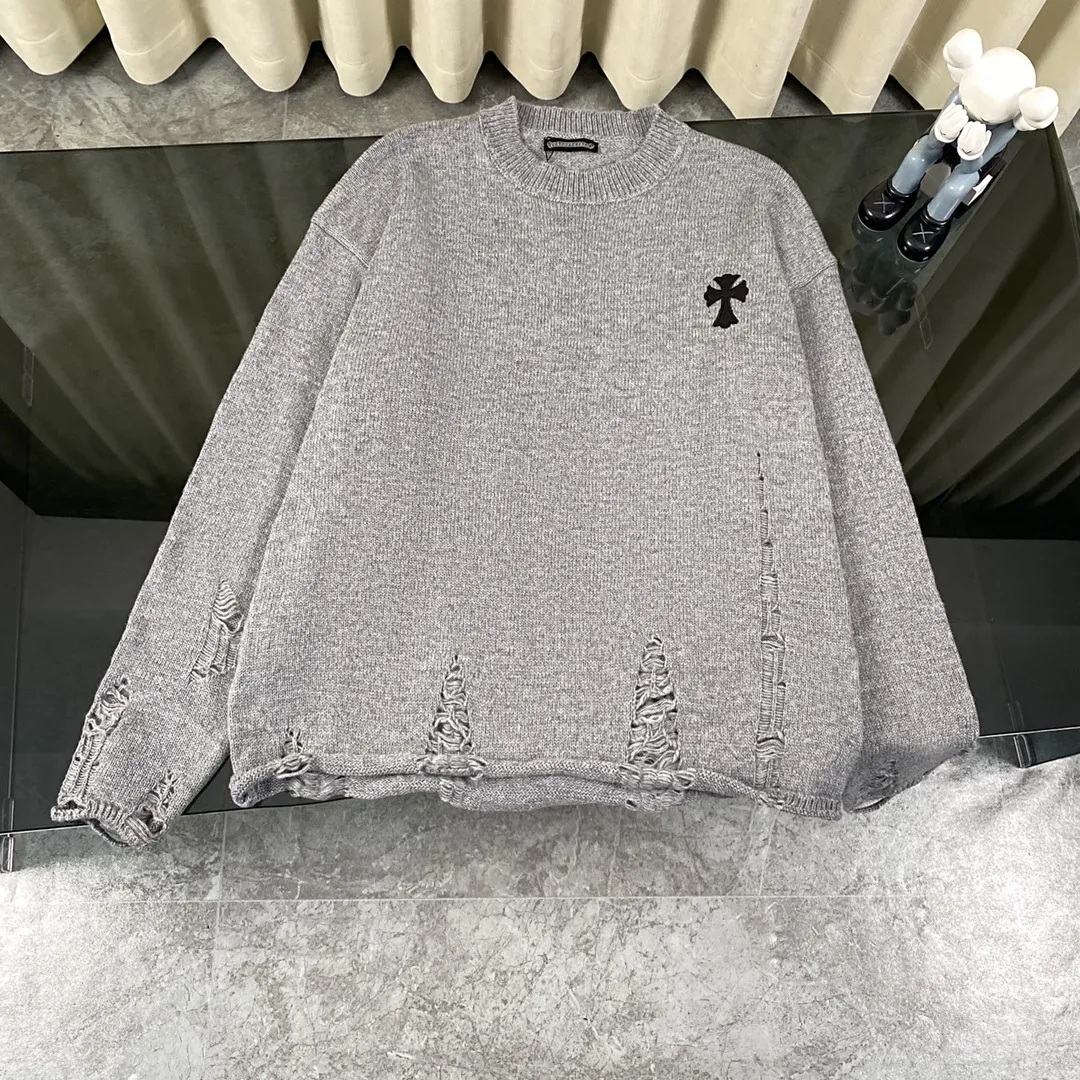 P230 High-quality Chrome Hearts CH Chrome Hearts patchwork cross hole knitted sweater pullover. The popular style is the same for men and women. It is matched with black and white. It looks good in real life. The upper body is good-looking. It looks good in daily wear. It is even more photogenic. It’s hard not to buy it. Buy it for me!!! Believe me, no one can refuse such a long Chrome Hearts jacket. The version has been expanded based on the old version. The upper body is loose and stylish, and the hem is expanded to a casual design. Fat people look extremely slim, thin people have limited height and high-end. Ten thousand yuan ZP printing, 1:1 perfect restoration, looks good when worn alone or stacked, can be easily controlled by both men and women. If you care more about quality, you must also respect the price. It is completely different from the thin see-through bottoms and junk products on the market that pill when worn. If the style makes you shine at a glance, then quality is what you should pay more attention to. Compared with price, we focus on quality. Customers who have received my products all know it. ️️️ Sweaters on the market are generally made of bract core yarn. We use modal. The advantages over core-spun yarn are very intuitive: high cost, high price, high density, relatively expensive for developers, and let us make a lot less money. In addition, it is delicate, has no scum on the upper body, resists pilling, and is high-end. We are conscientious sellers and do not use core-spun yarn. Apart from being cheap, core-spun yarn is really useless. It shrinks, pills, hooks, and makes people pierced. He is proficient in everything. It is 2024. Who doesn’t want to look decent when they go out? Quality determines the upper body effect. No matter how bad the quality, the best style is still the temperament of the urban-rural fringe. We only do long-term business. Quality determines character. Take it back and wear it with confidence and wash it. The quality of the pattern will definitely make your eyes shine. We only make the right version of high quality. We make high-end hard goods. Reject junk goods and reject fast food. Conscientious quality and conscientious price. You deserve it!  Color: Black White Gray Red Size: S M L